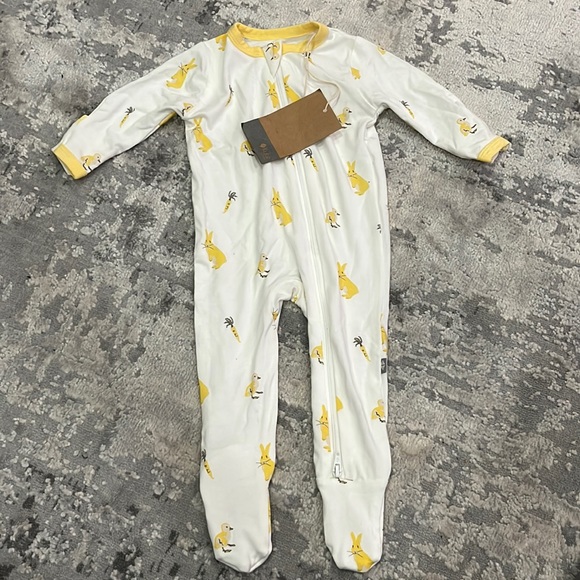 Multiple available KyteBaby HOP print (retired) 0-3M Footie - Picture 1 of 4